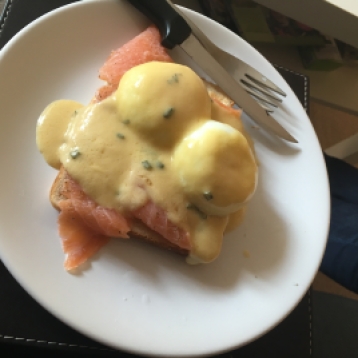 Eggs benedict at home